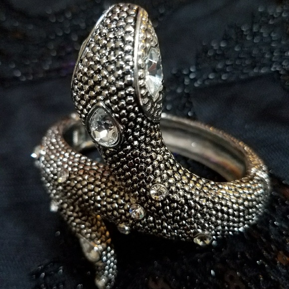 EUC GUESS Cleopatra Bracelet🌹 - Picture 8 of 8